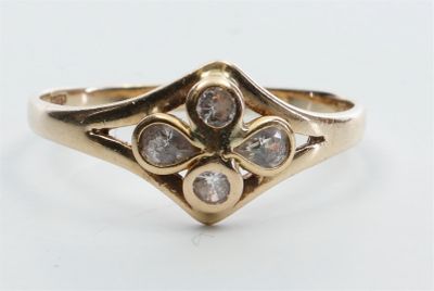 l'image d'une bague en or ornée de diamants