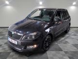 une photo d'une Skoda noire garée dans un garage