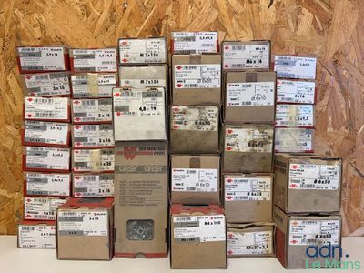 un grand nombre de boîtes empilées les unes sur les autres
