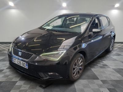 la voiture noire est garée sur un sol en damier dans le garage