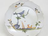 une assiette sur laquelle sont représentés un oiseau et un chat