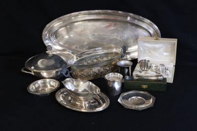 de nombreux objets en argent posés sur une table noire