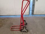 un diable rouge qui se trouve dans un garage