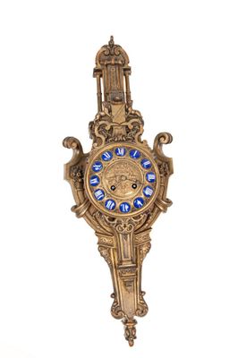 une horloge accrochée au mur