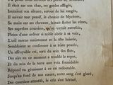 un vieux livre écrit posé sur une table