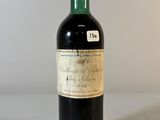 une bouteille de vin posée sur une table