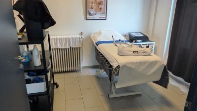 une pièce avec un lit et une table sur laquelle est posée une serviette