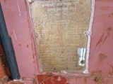 une plaque apposée sur le flanc d'un vieux wagon