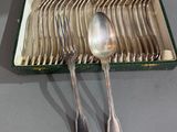 un lot de cuillères et de cuillères à soupe dans une boîte