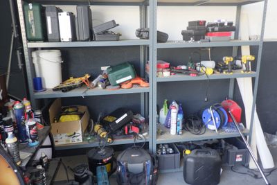 un garage avec de nombreux outils sur les étagères