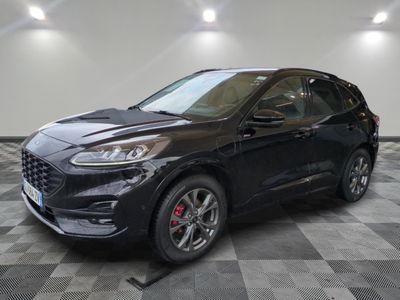Une Ford Escape noire de 2020 est exposée dans un showroom