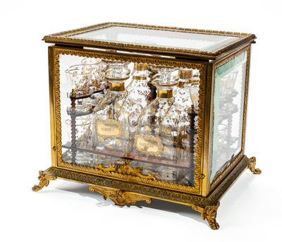 une boîte en verre avec un cadre doré et une horloge à l'intérieur