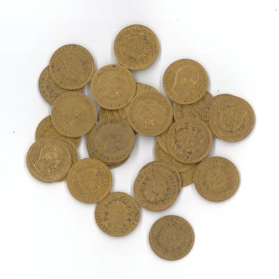 une pile de vieilles pièces de monnaie sur une surface blanche
