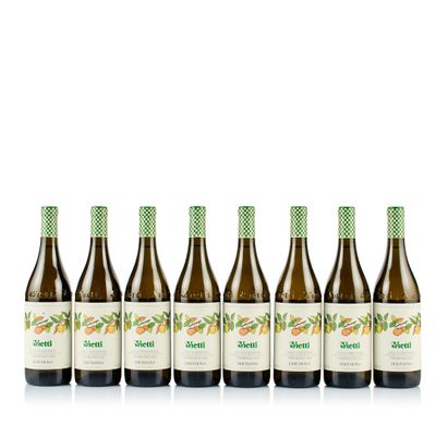 six bouteilles de vin alignées sur une surface blanche
