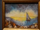 un tableau représentant un voilier sur l'eau au coucher du soleil