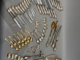 de nombreux types d'argenterie exposés sur une table
