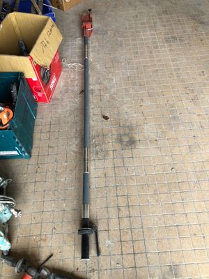 une image représentant un sol avec des outils et une boîte