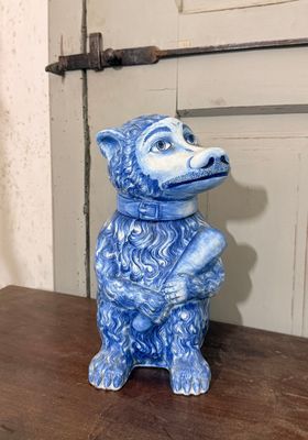 une figurine d'ours bleue et blanche posée sur une table