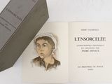 un livre ouvert sur lequel figure l'image d'une femme portant un bonnet