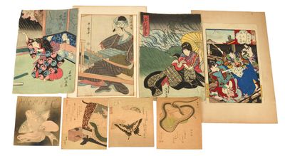 une collection d'estampes japonaises anciennes exposées sur une table