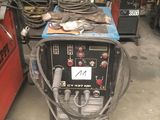 de nombreux équipements de soudage dans un garage où se trouvent de nombreux autres équipements