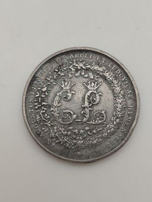 gros plan d'une pièce de monnaie sur une table à fond blanc