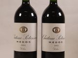 deux bouteilles de vin rouge posées l'une à côté de l'autre sur une table