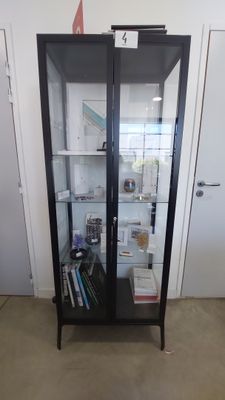 une vitrine en verre contenant de nombreux objets