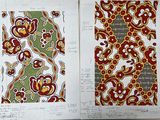 deux feuilles de papier ornées de motifs, posées sur une table