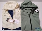 deux vestes pour homme, munies d'une capuche et d'étiquettes, posées l'une à côté de l'autre