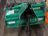 un homme qui se tient à côté d'une machine verte
