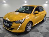 une voiture jaune est garée dans une pièce au sol en damier