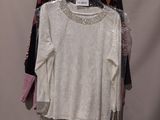 une chemise blanche suspendue à un portant dans une pièce