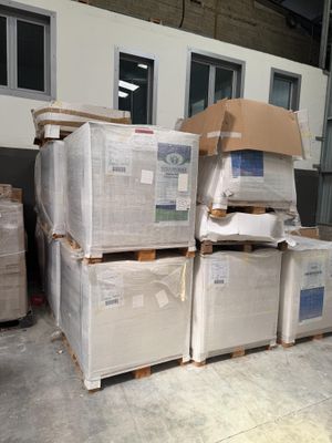de nombreux cartons empilés les uns sur les autres dans un entrepôt