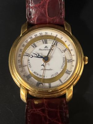 une image d'un gros plan d'une montre-bracelet sur une table