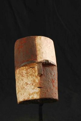 une photo d'une sculpture représentant un visage, réalisée en bois