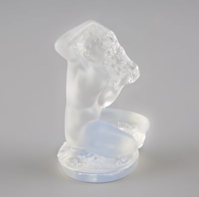 sculpture en verre translucide représentant la tête d'une femme posée sur un plateau
