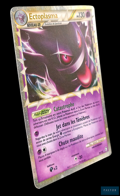 un gros plan d'une carte Pokémon avec un œil rouge