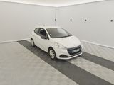 une photo d'une voiture blanche dans un garage