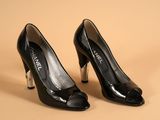 escarpins Chanel à bout ouvert en cuir verni noir