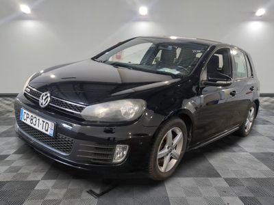 la photo d'une voiture noire garée dans un garage