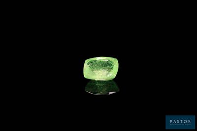 gros plan d'un diamant vert sur une surface noire