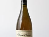 une bouteille de vin posée sur une table