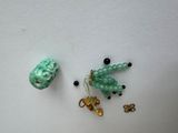 deux bijoux posés côte à côte sur une surface blanche
