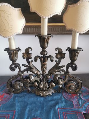 SUITE DE DEUX CANDELABRES En fer forgé à trois binets