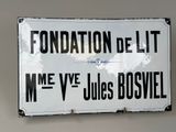 a sign on the wall that says foundation de lit m ' ve juless boswell