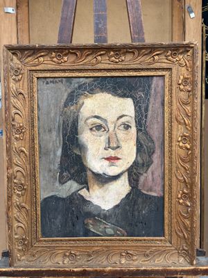 Un tableau représentant une femme en robe noire est posé sur un chevalet