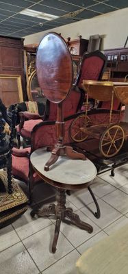 une pièce remplie de meubles anciens