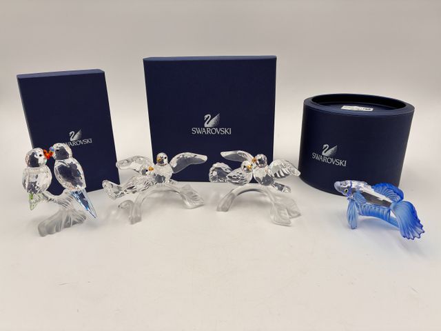 SWAROVSKI – quatre figurines zoomorphes, couples d’oiseaux et poi...