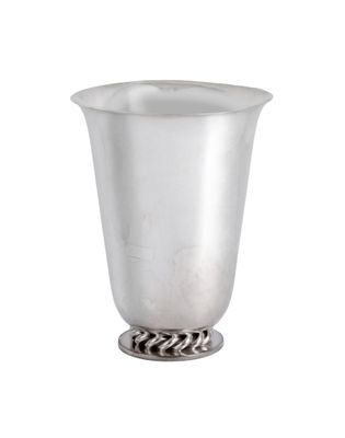 un vase en argent avec une chaîne autour de la base